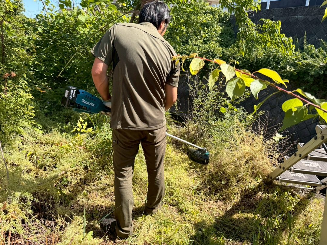 庭の草を刈り、外まわりを手入れするフッ軽代表の作業風景